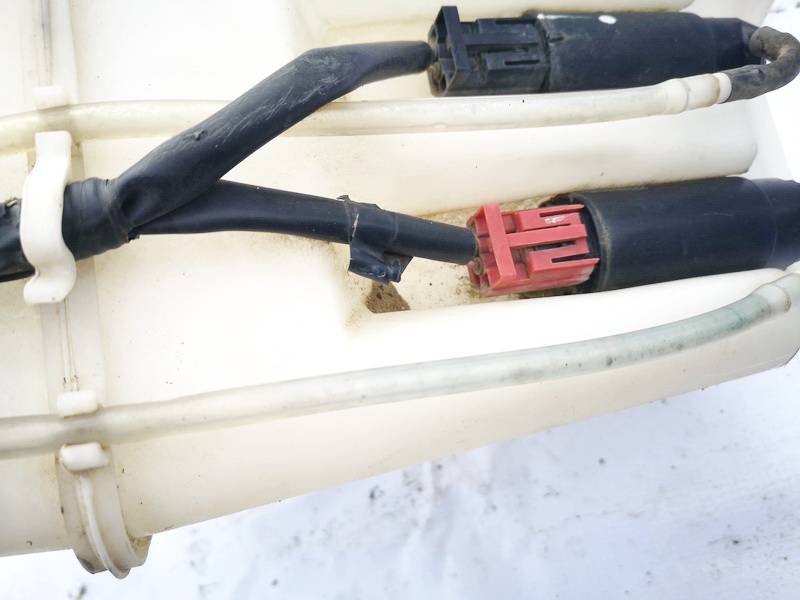 Toyota Corolla Verso 2006 Windshield Windscreen Washer Pump - Thumbnail 2