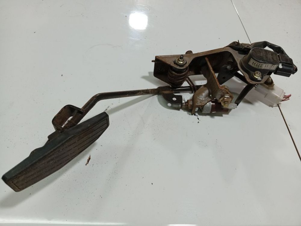 CB0541AC0 Mazda Premacy 2001 Pedal del acelerador