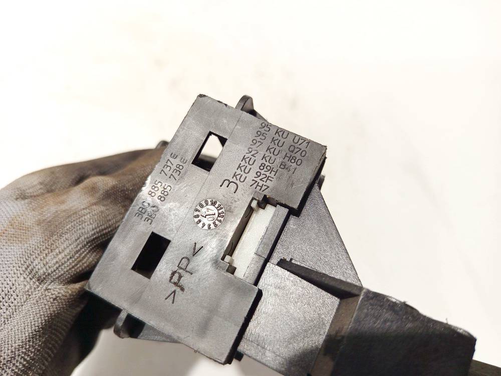 3B0885737 Volkswagen Passat 2003 Seat Lock Latch assembly - Thumbnail 3