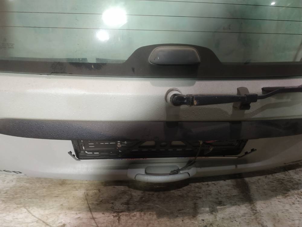 Jeep Grand Cherokee 2000 Zewnętrzne wykończenie tylnej klapy (oświetlenie tablicy rejestracyjnej) - TYLNE