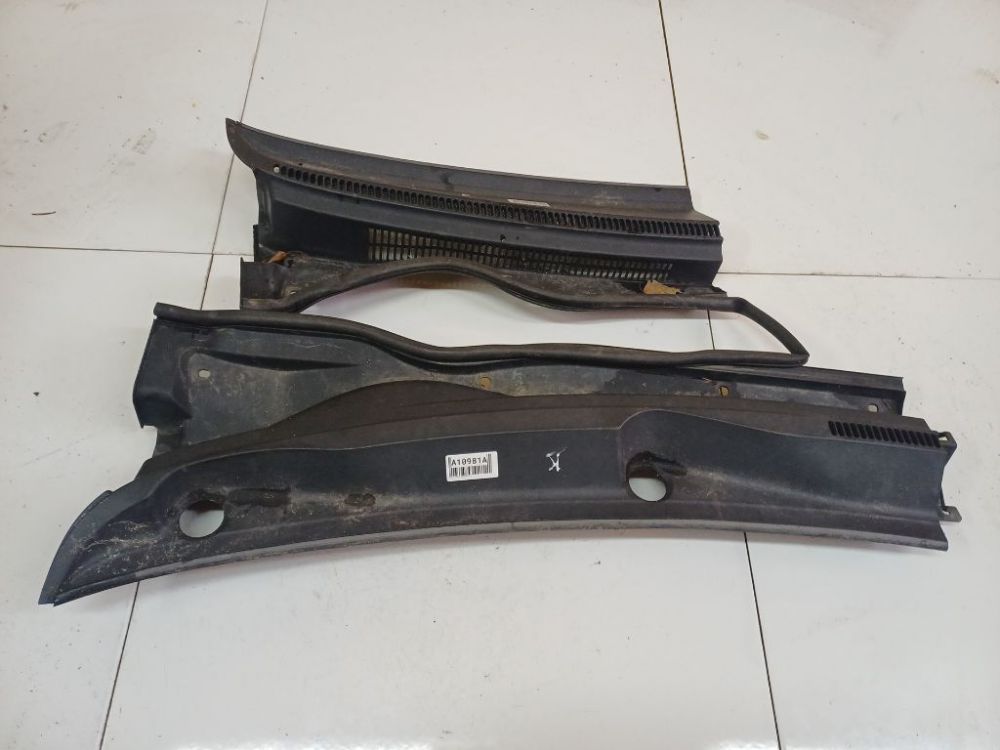 557820F010 Toyota Corolla Verso 2005 Priekšējā stikla tīrītāja apdare - PRIEKŠ