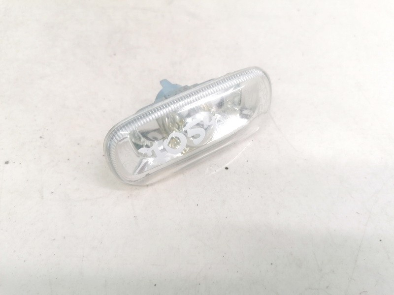 8E0949127 Audi A6 2001 Suuntavalo lokasuojassa - EDESSÄ OIKEALLA