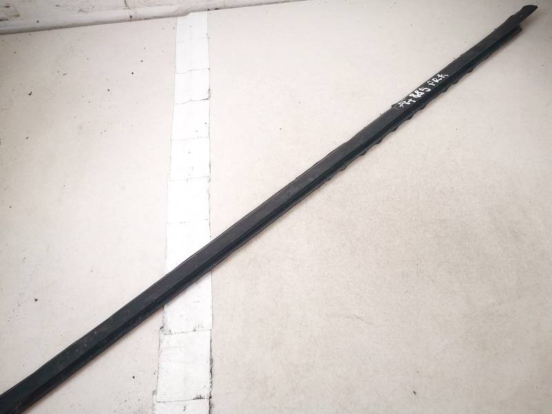 Skoda Octavia 2002 Уплотнитель пояса кузова - передний левый