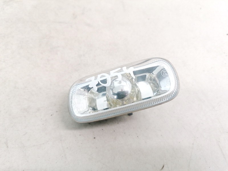 8E0949127 Audi A6 2001 Suuntavalo lokasuojassa - EDESSÄ VASEMMALLA