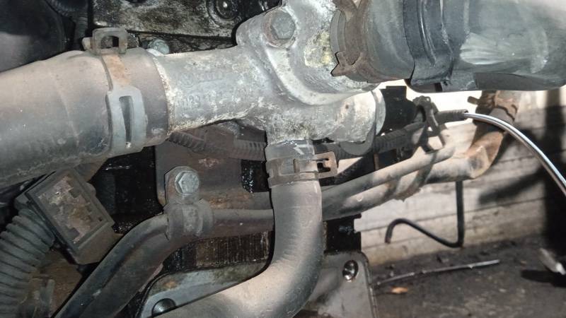 038121133A Volkswagen Golf 2000 Kołnierz układu chłodzenia (pokrywa obudowy termostatu układu chłodzenia silnika) - Thumbnail 2