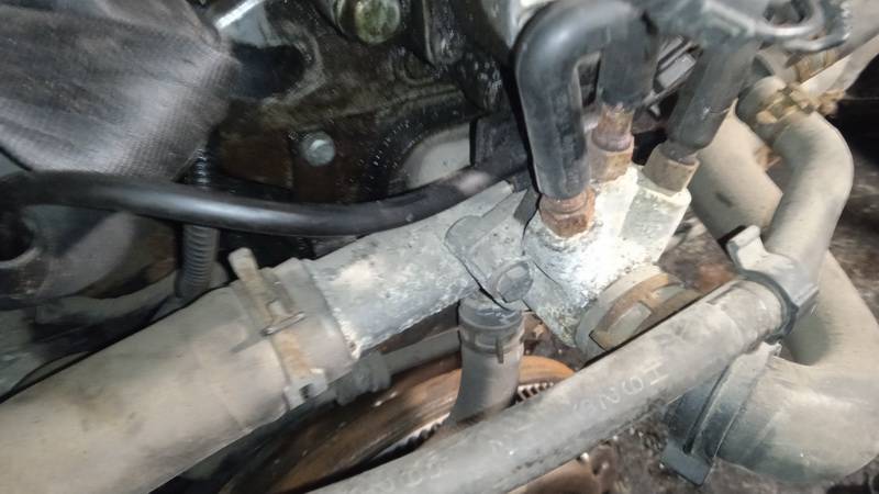 038121133A Volkswagen Golf 2000 Kołnierz układu chłodzenia (pokrywa obudowy termostatu układu chłodzenia silnika)