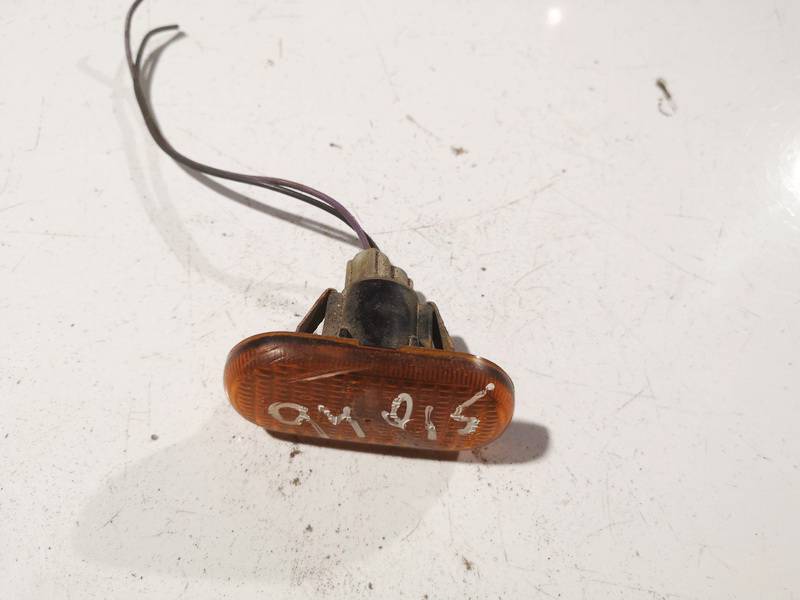 Volkswagen Passat 2009 Clear Side Repeaters - FRONT RIGHT