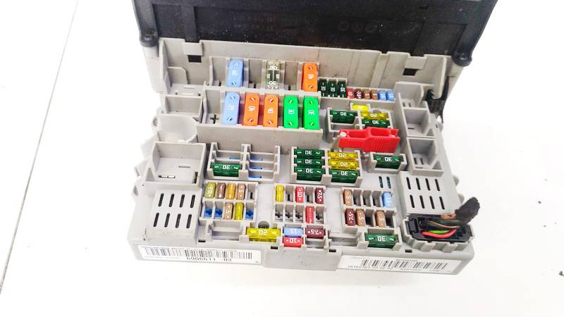 690661103 BMW 1-Series 2004 Fuse box