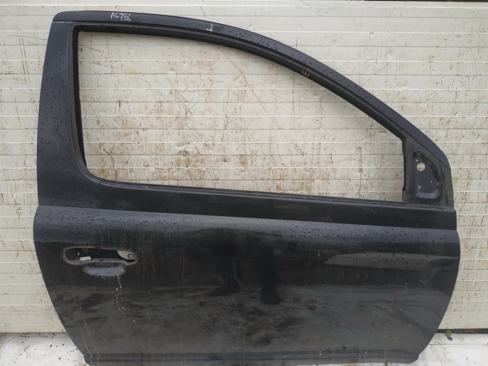 JUODOS Toyota Yaris 2000 Etuovi - EDESSÄ OIKEALLA