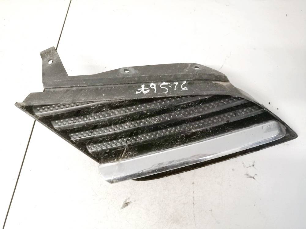 62320AU300 Nissan Primera 2003 Hood grille - FRONT