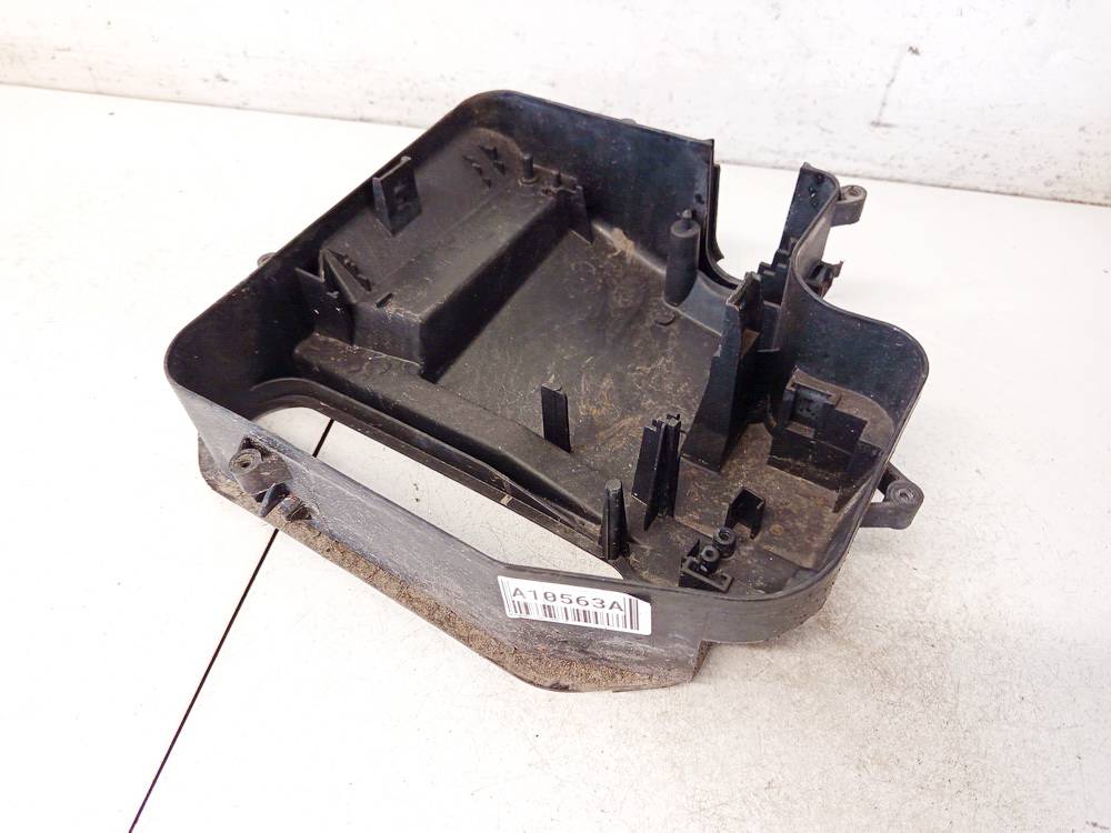 8D1907355B Volkswagen Passat 2000 Fuse Box Cover