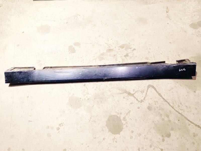 BMW 7-Series 2002 Plastikowy prawy próg