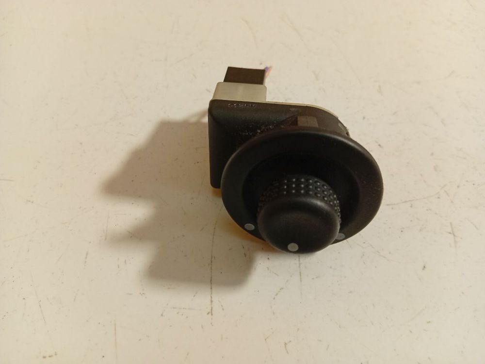 8200000879 Renault Scenic 2004 Wing mirror control switch (Exterior Mirror Switch)