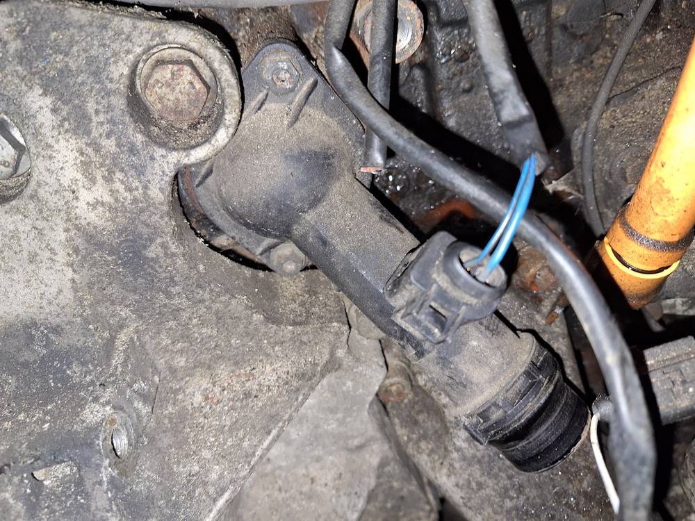 Skoda Superb 2007 Kołnierz układu chłodzenia (pokrywa obudowy termostatu układu chłodzenia silnika) - Thumbnail 2