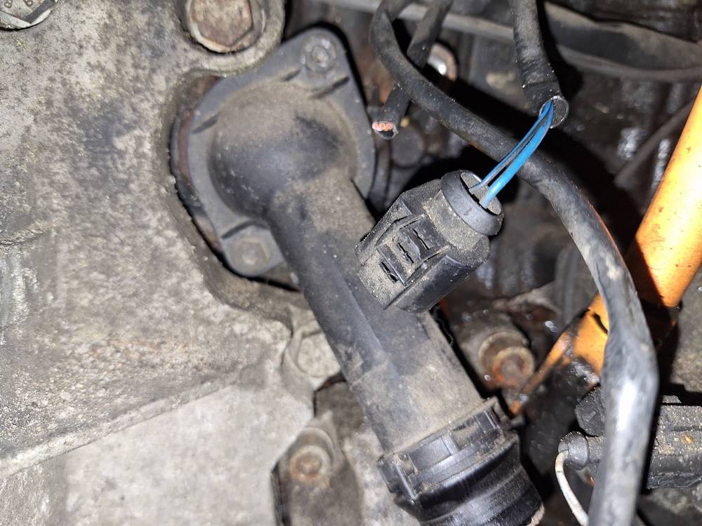 Skoda Superb 2007 Kołnierz układu chłodzenia (pokrywa obudowy termostatu układu chłodzenia silnika) - Thumbnail 3