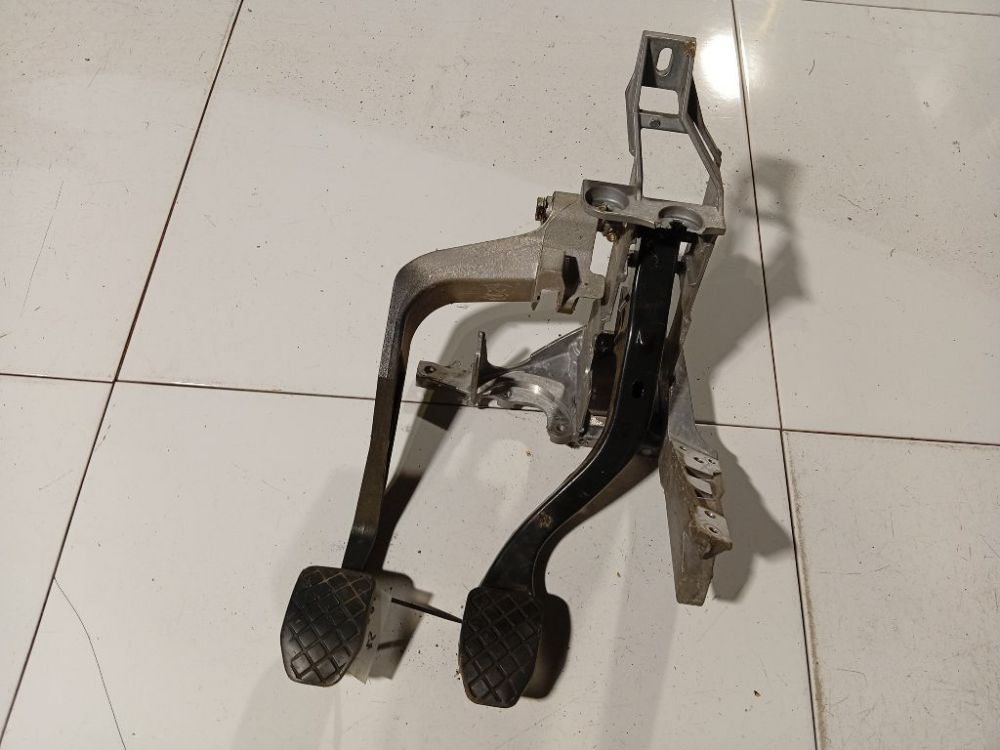 8D1721117N Skoda Superb 2003 Stabdziu pedalas