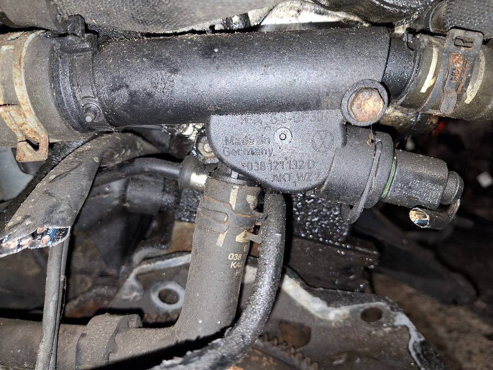 038121132D Skoda Superb 2007 Carcasa del termostato