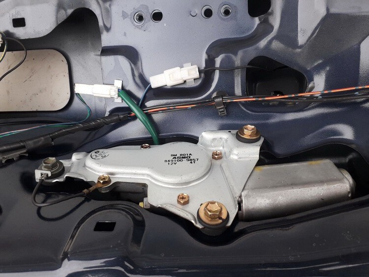 8491009857 Mazda 323F 1998 Galinio lango valytuvu varikliukas G.