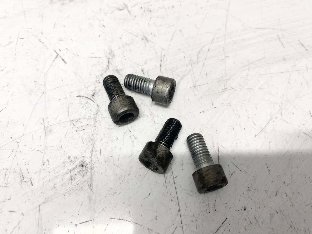 BMW 1-Series 2006 Винт прижимной пластины