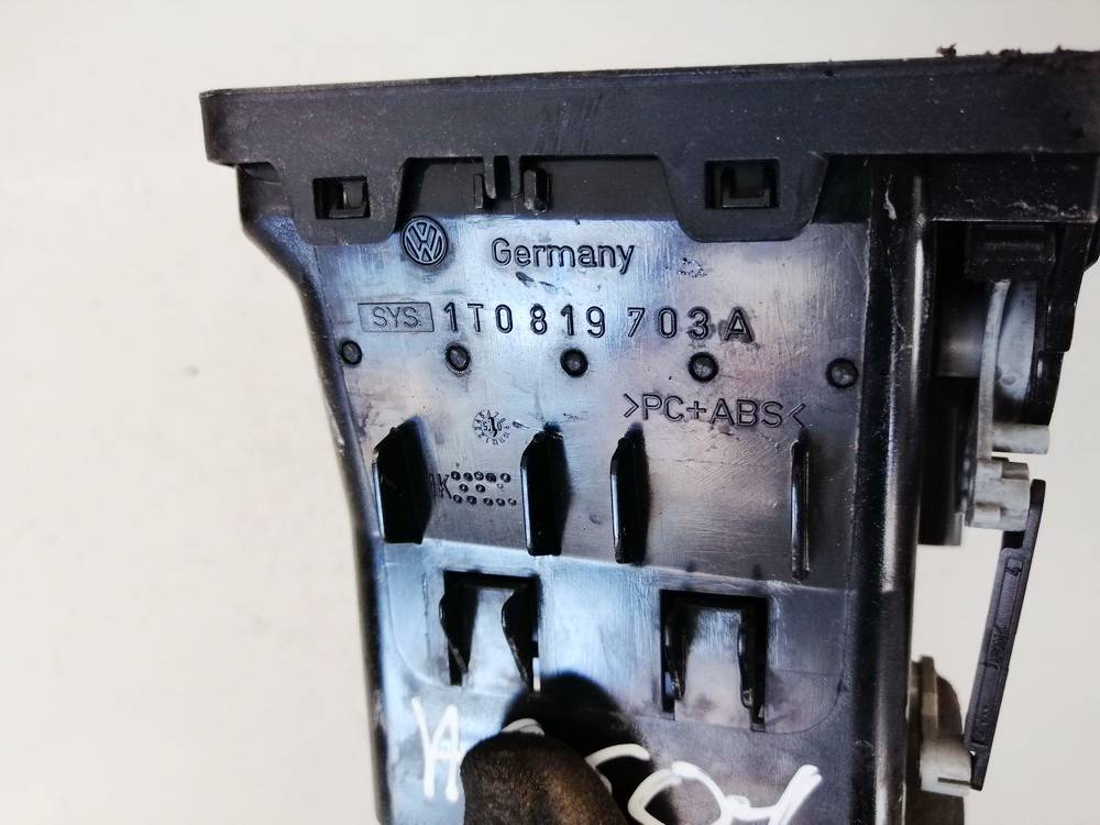 1T0819703A Volkswagen Touran 2006 Dash Vent (Air Vent Grille) - Thumbnail 3