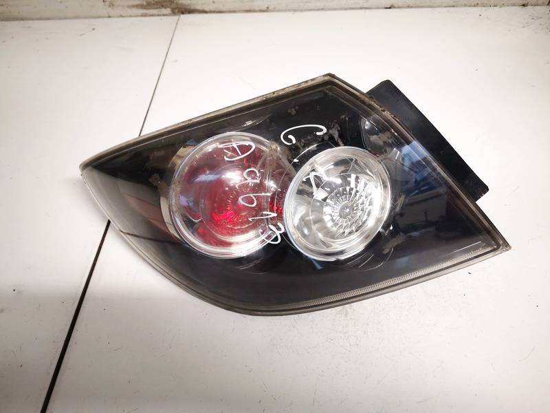 P6312 Mazda 3 2007 Aizmugurējais lukturis - AIZMUGURE PA KREISI