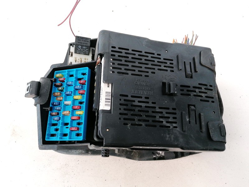 8200033521B Renault Scenic 2001 Fuse box
