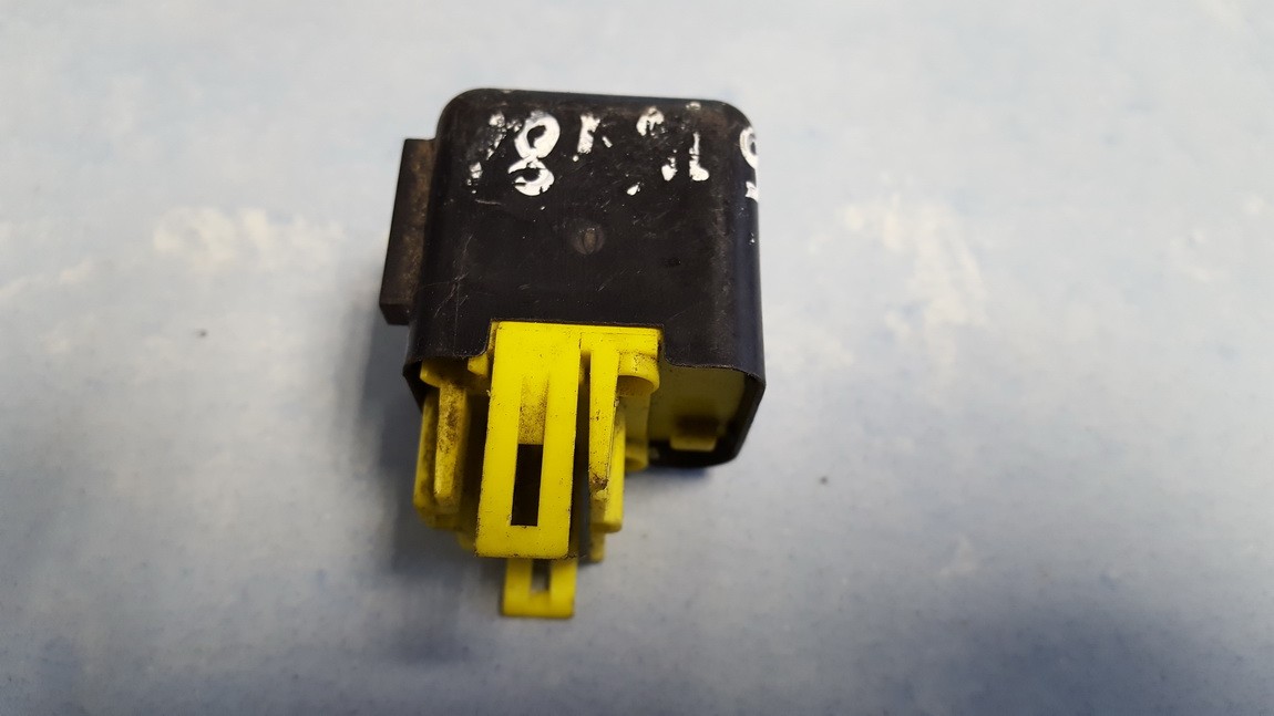 0567006381 0567006381 Relay module Mazda 323 1994 2.0L EIS00722752 Used Auto Parts Shop