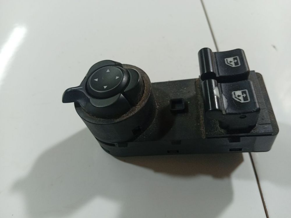 B569 Alfa-Romeo Mito 2010 Power window control (Window Regulator-Window Switch)