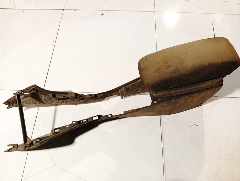 Toyota Avensis 2004 tunel środkowy