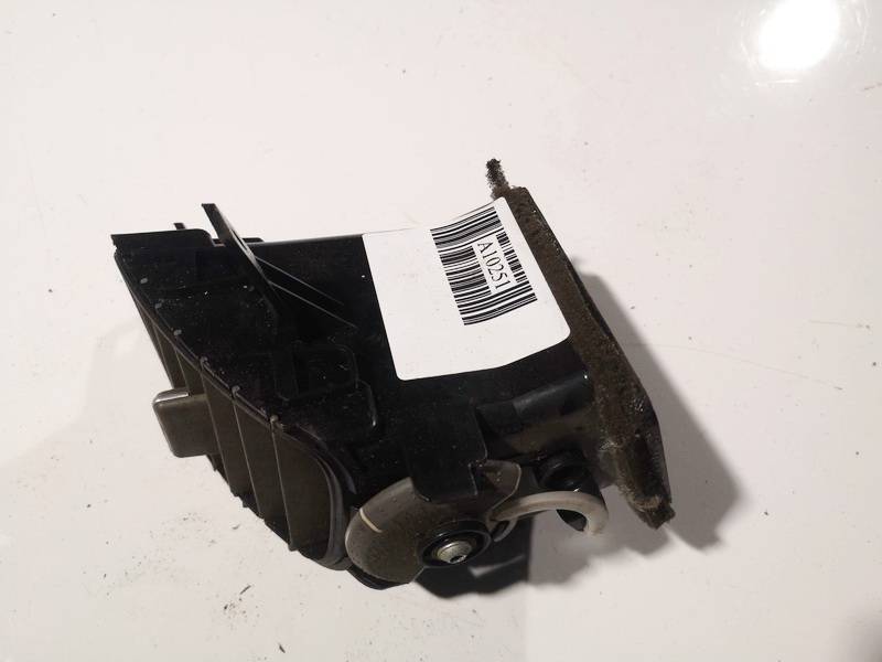 68760AV601 Nissan Primera 2002 Salono oro groteles