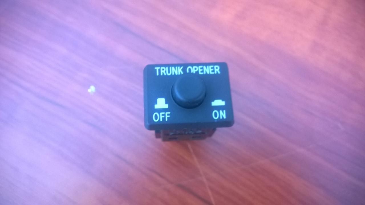 15A257 Mazda RX-8 2004 Przycisk otwierania bagażnika