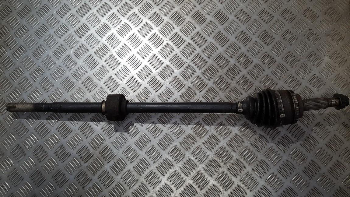 Toyota Avensis 2005 Pusasis P.D.