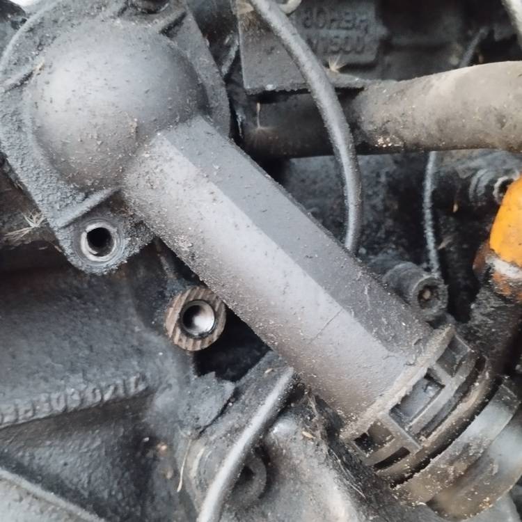 Audi A4 2001 Kołnierz układu chłodzenia (pokrywa obudowy termostatu układu chłodzenia silnika) - Thumbnail 2