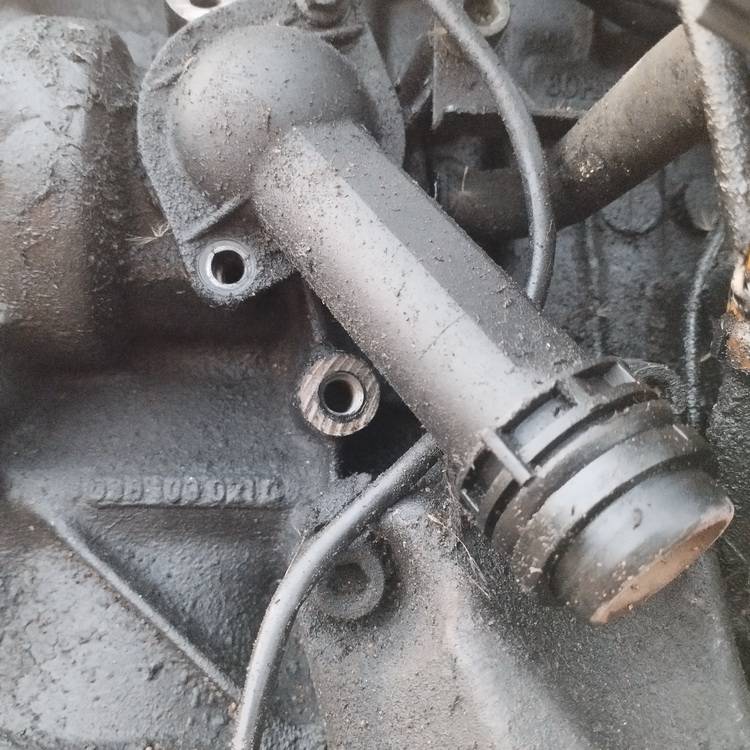 Audi A4 2001 Kołnierz układu chłodzenia (pokrywa obudowy termostatu układu chłodzenia silnika) - Thumbnail 3