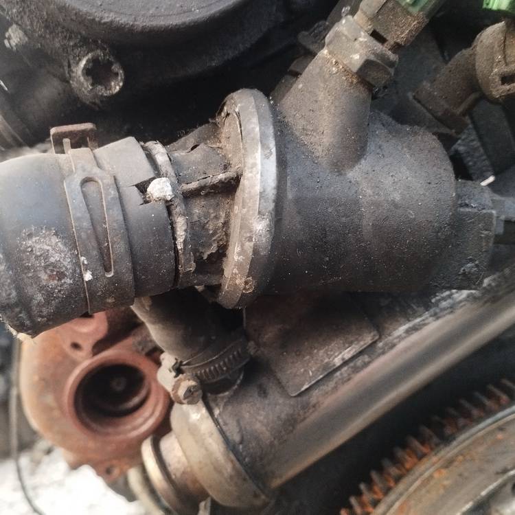 Opel Zafira 2005 Kołnierz układu chłodzenia (pokrywa obudowy termostatu układu chłodzenia silnika)