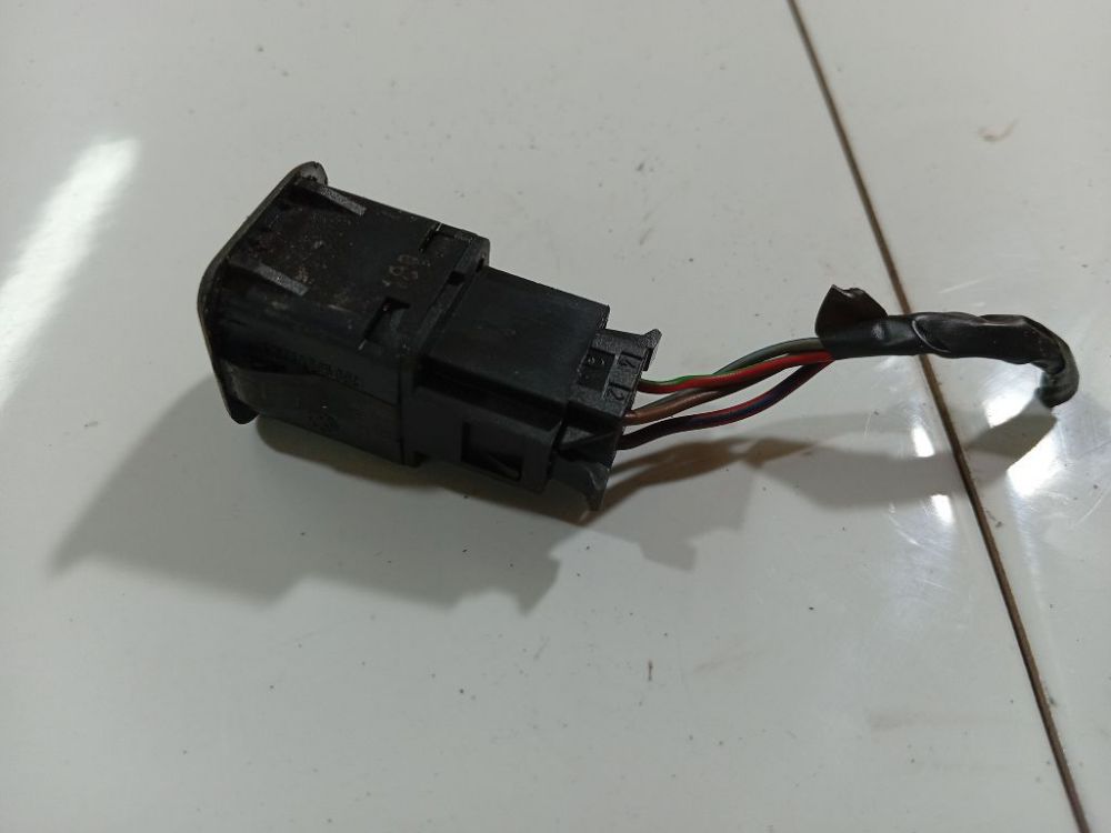 3B0959833A Volkswagen Passat 1999 Fuel Cap Switch (Gas Fuel Door Switch Button) - Thumbnail 2