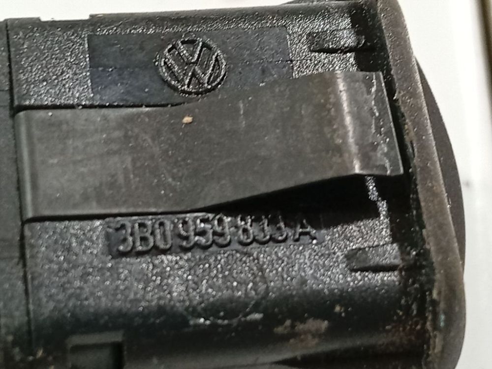 3B0959833A Volkswagen Passat 1999 Fuel Cap Switch (Gas Fuel Door Switch Button) - Thumbnail 4