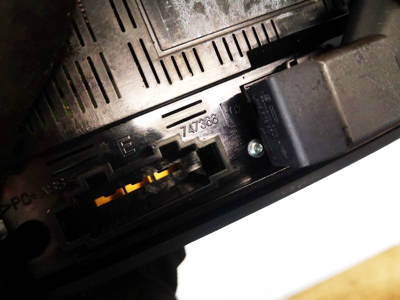 747366 Audi TT 2008 Klimata vadības panelis (sildītāja vadības slēdži) - Thumbnail 3