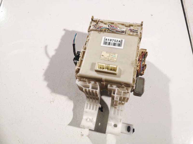 8273052700 Toyota Yaris 2007 Fuse box