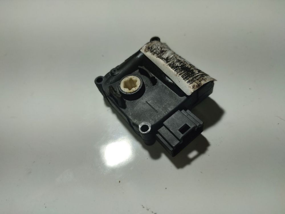 0132801359 Audi A6 2005 кронштейн моторчика заслонки отопителя