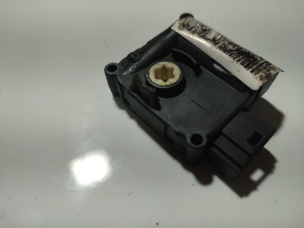 0132801359 Audi A6 2005 кронштейн моторчика заслонки отопителя - Thumbnail 2