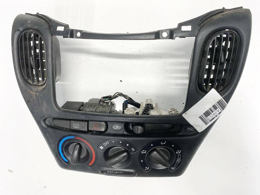 758277 Toyota Yaris Verso 2000 Climate Control Panel (heater control switches)