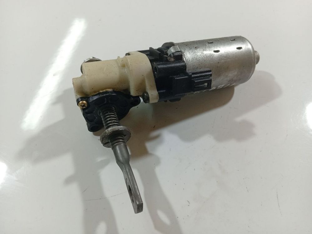 8582033020 Toyota Avensis 2005 Istuimen moottori - EDESSÄ VASEMMALLA