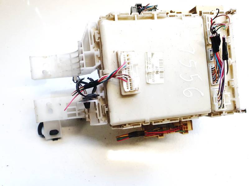 8273052700 Toyota Yaris 2006 Fuse box