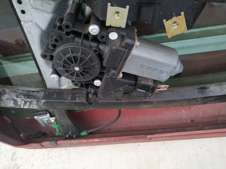 8D0959802D Audi A4 1996 Window Motor - FRONT RIGHT