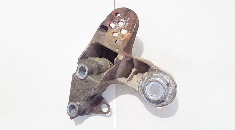 8D0199351G Audi A4 1995 Variklio kronsteinas ir Greiciu dezes kronsteinas