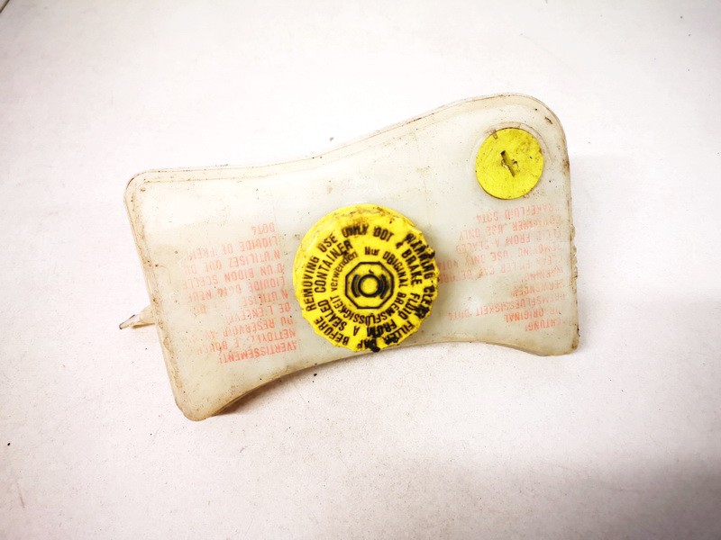 320670094 Volkswagen Passat 2002 Brake Master Cylinder Reservoir