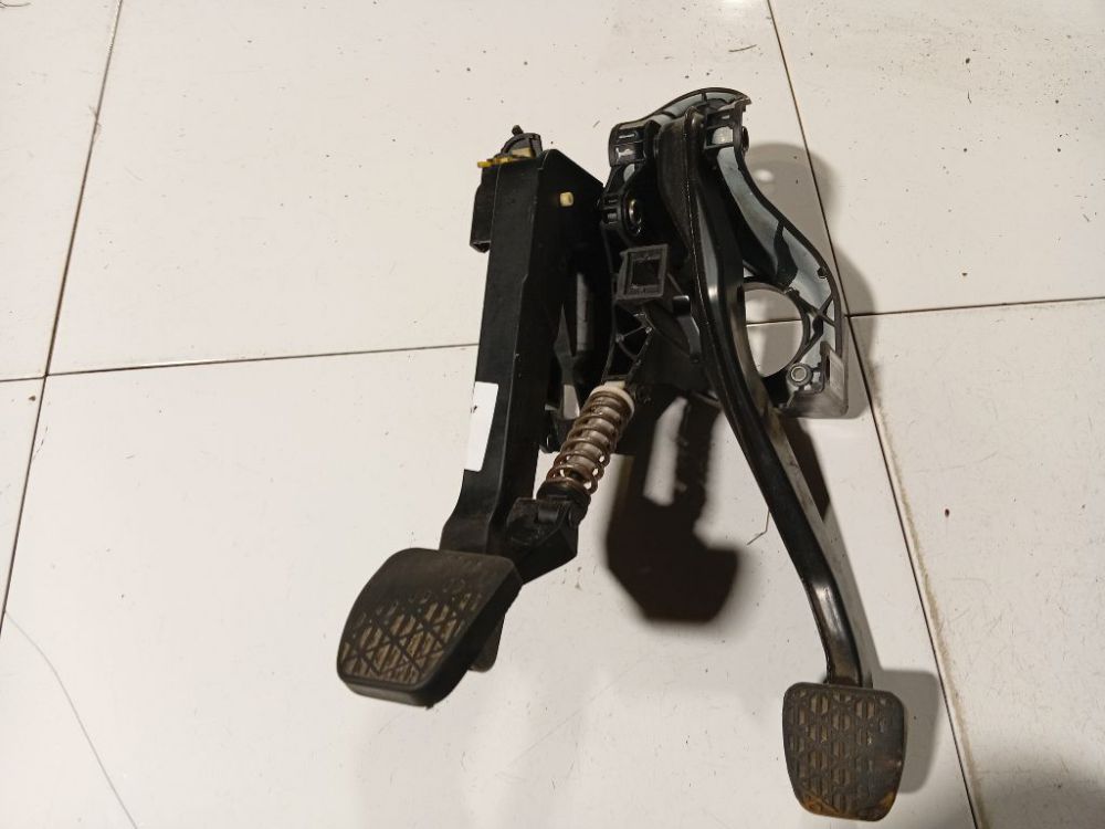 204290105 Mercedes-Benz C-CLASS 2009 Clutch pedal