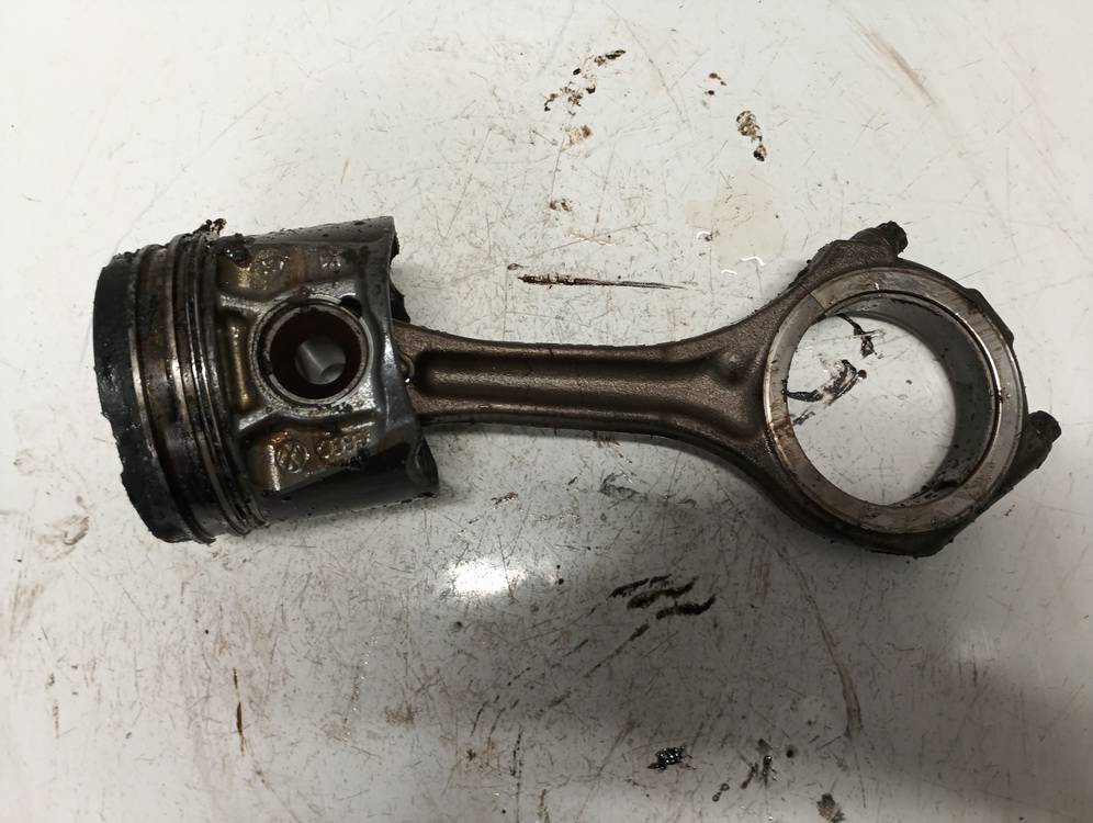 078118HSR Audi A4 2002 Mäntä ja vauhtipyörä