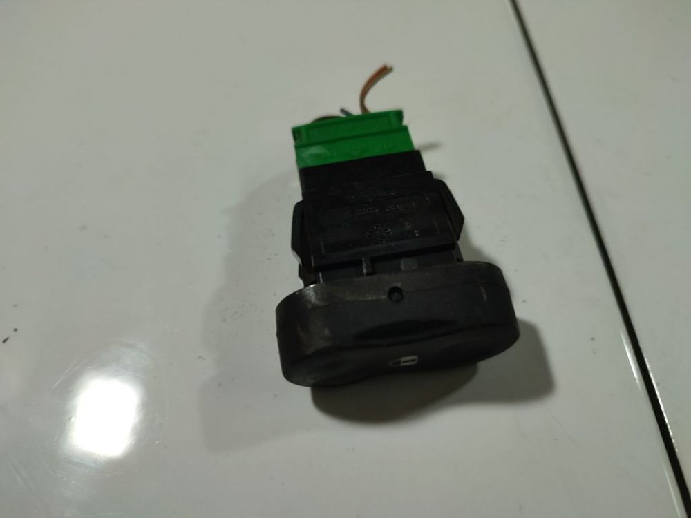 P0M870290 Dacia Logan 2012 Oven lukitusnuppi